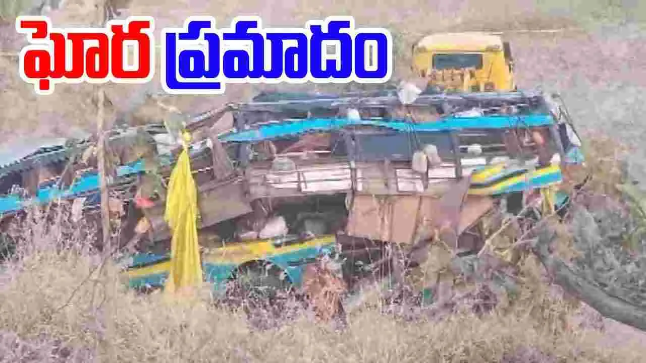 Accident: హైవేపై ఘోర రోడ్డు ప్రమాదం.. ఏడుగురు మృతి, 15 మందికి గాయాలు..