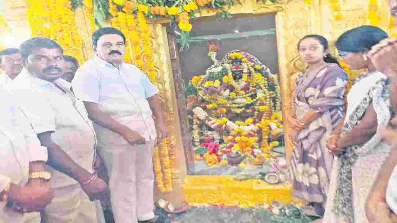 పెమనకుంటపల్లి తండాలో మారెమ్మ విగ్రహం