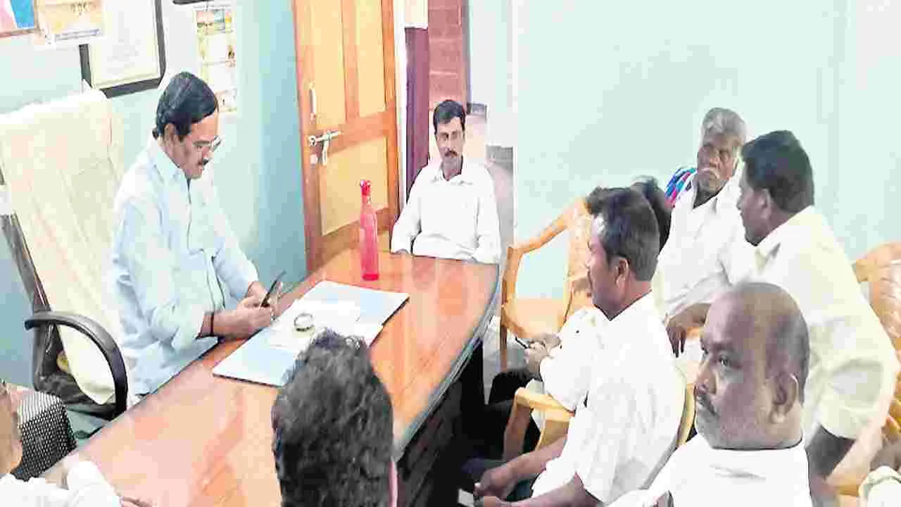 అధికారులు విభేదాలు వీడాలి