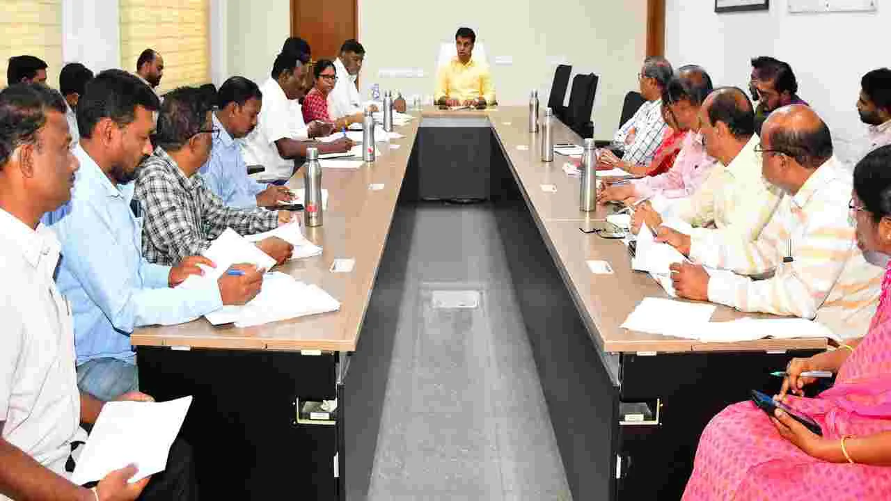 పెండింగ్ పనులు త్వరగా పూర్తి చేయాలి