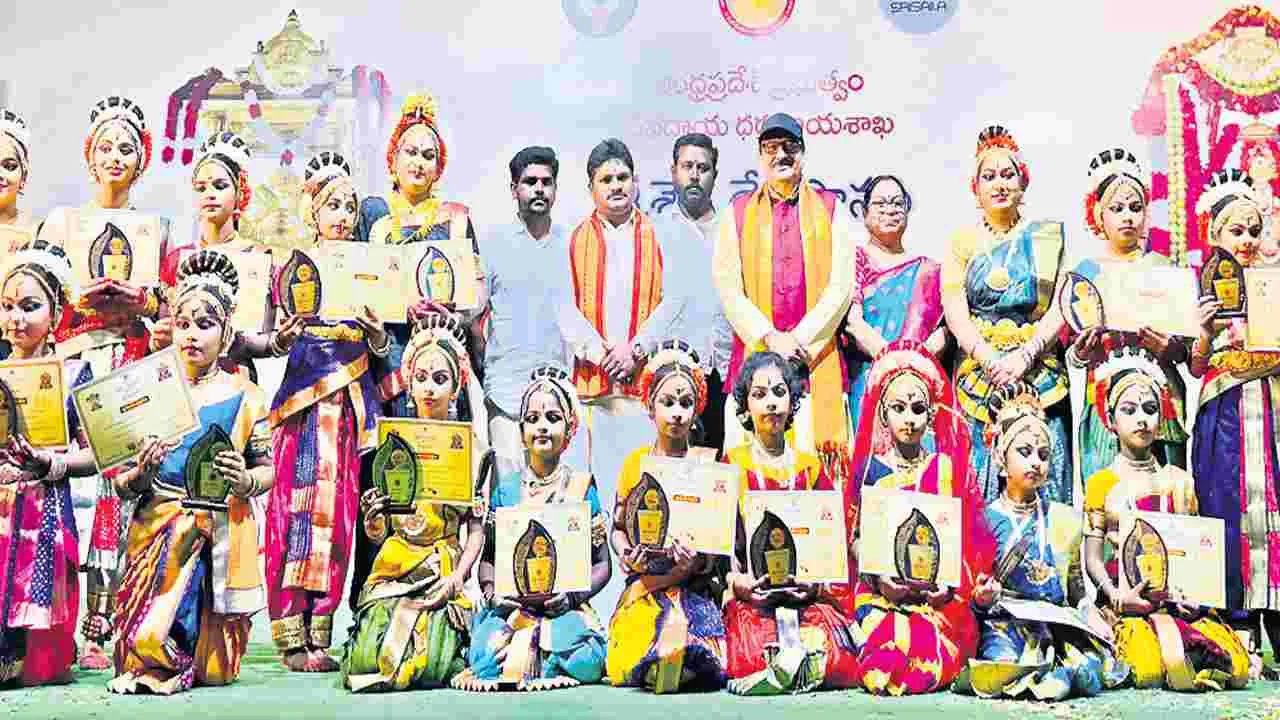 అలరించిన ధర్మవరం కళాకారుల నాట్యప్రదర్శన
