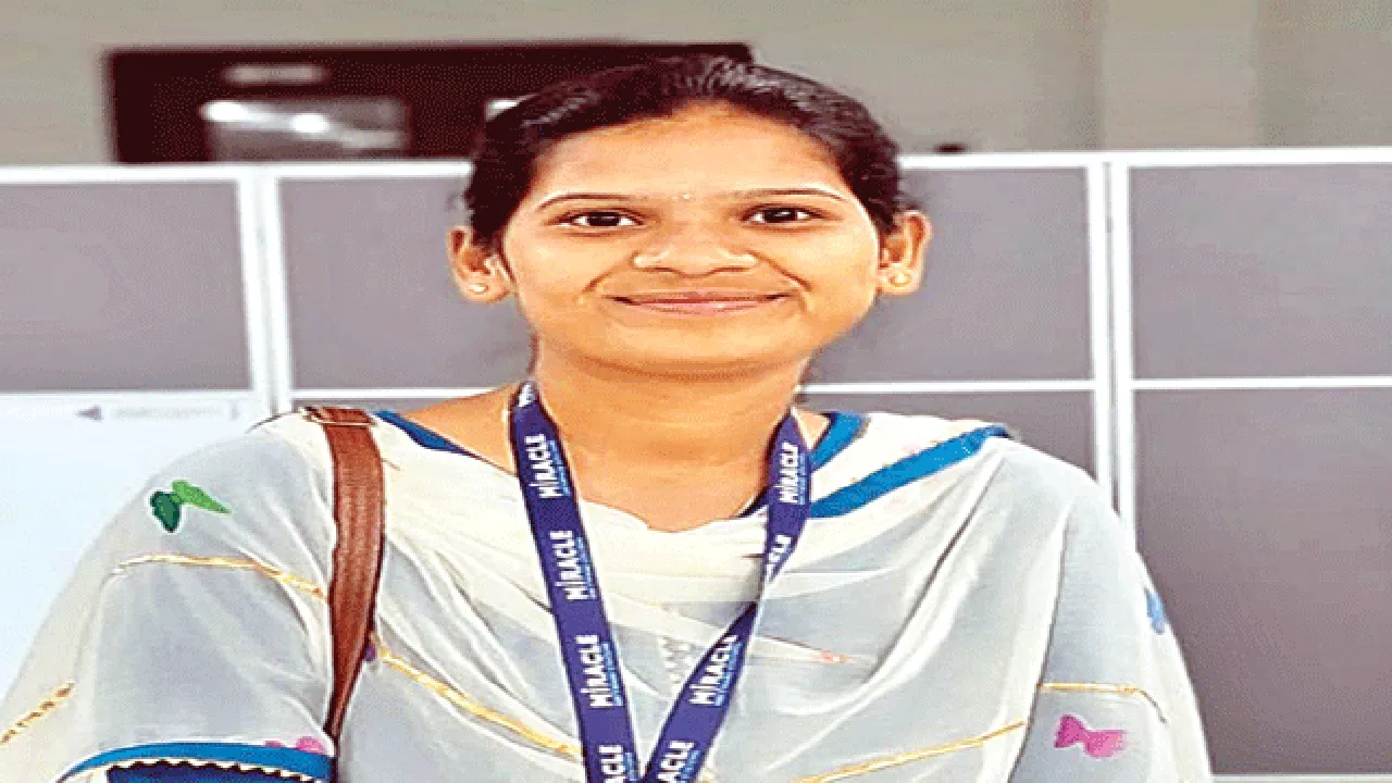 కారు, బైక్ ఢీ: యువతి మృతి