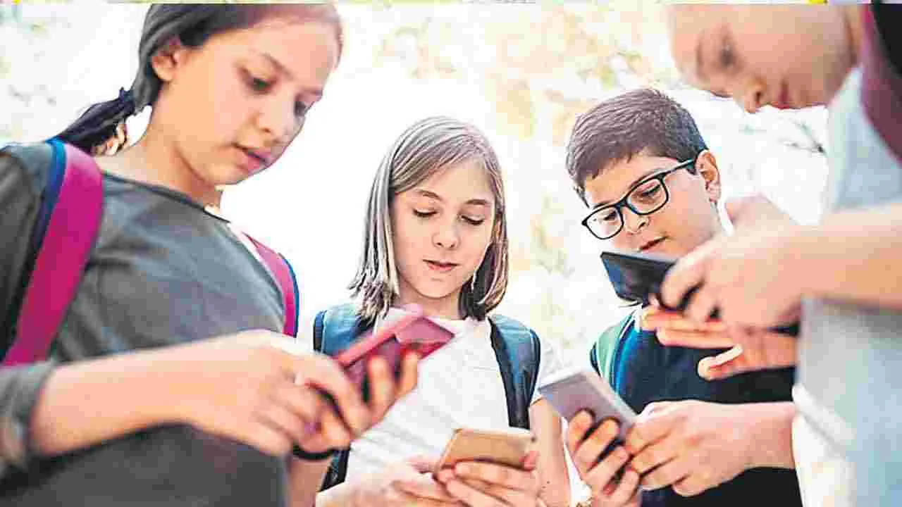 Social Media: తర్వాత చదువుదాం.. ముందు రీల్స్ చూద్దాం