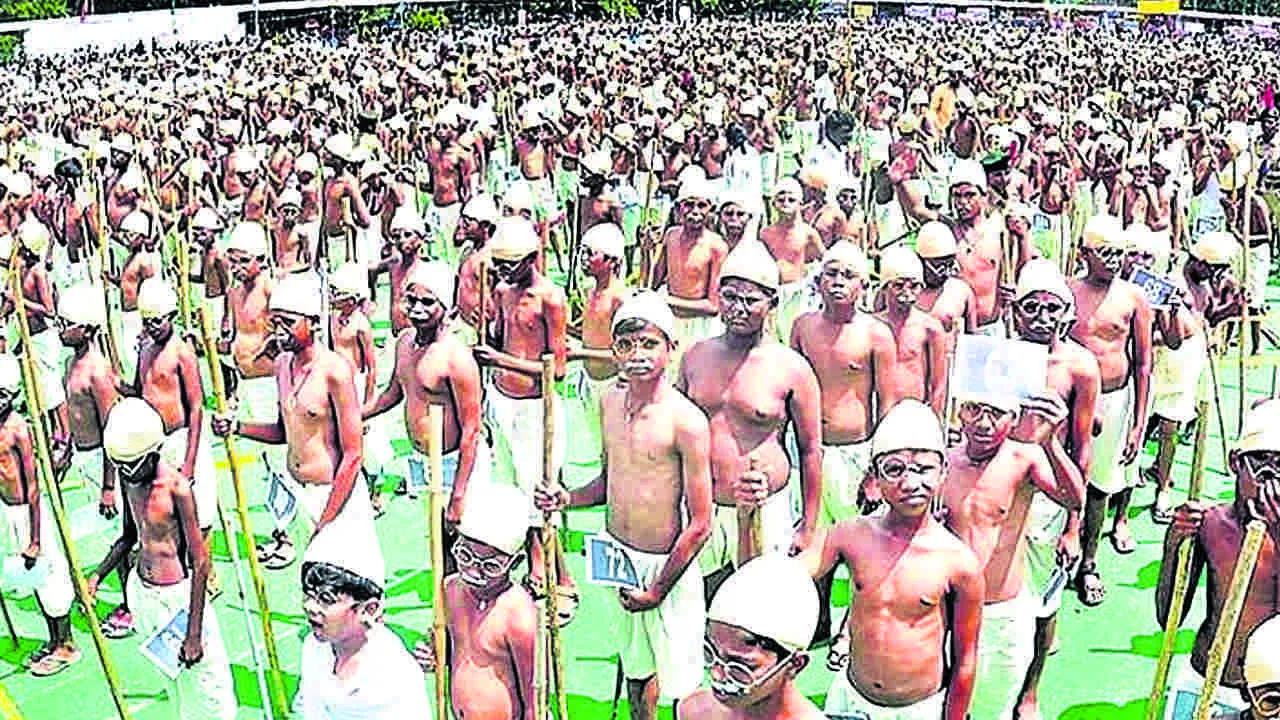 గాంధేయ మార్గంలో...
