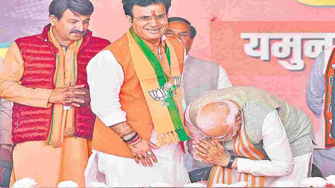 PM Modi: బీజేపీ అభ్యర్థికి మోదీ పాదాభివందనం