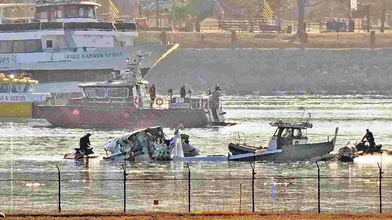 Plane Crash: విమానం, ఆర్మీ హెలికాప్టర్ ఢీ