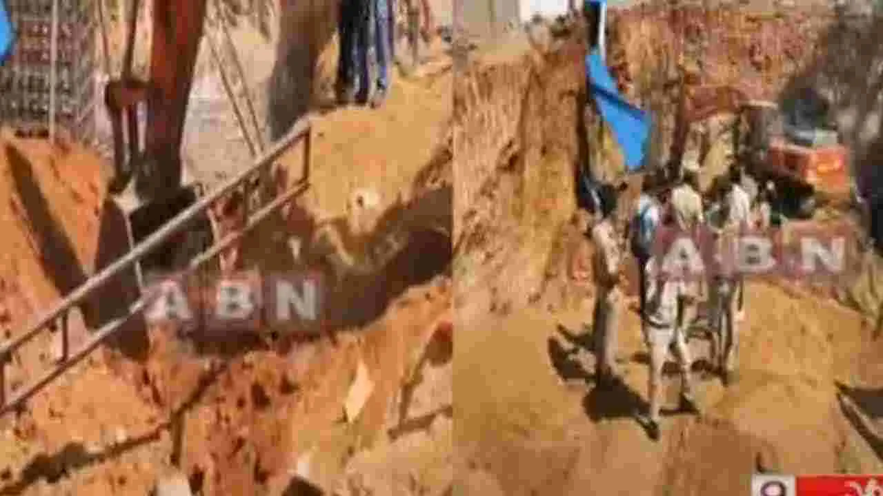 Hyderabad: సెల్లార్ తవ్వకాల్లో అపశృతి.. మట్టి దిబ్బలు కూలి ముగ్గురు మృతి