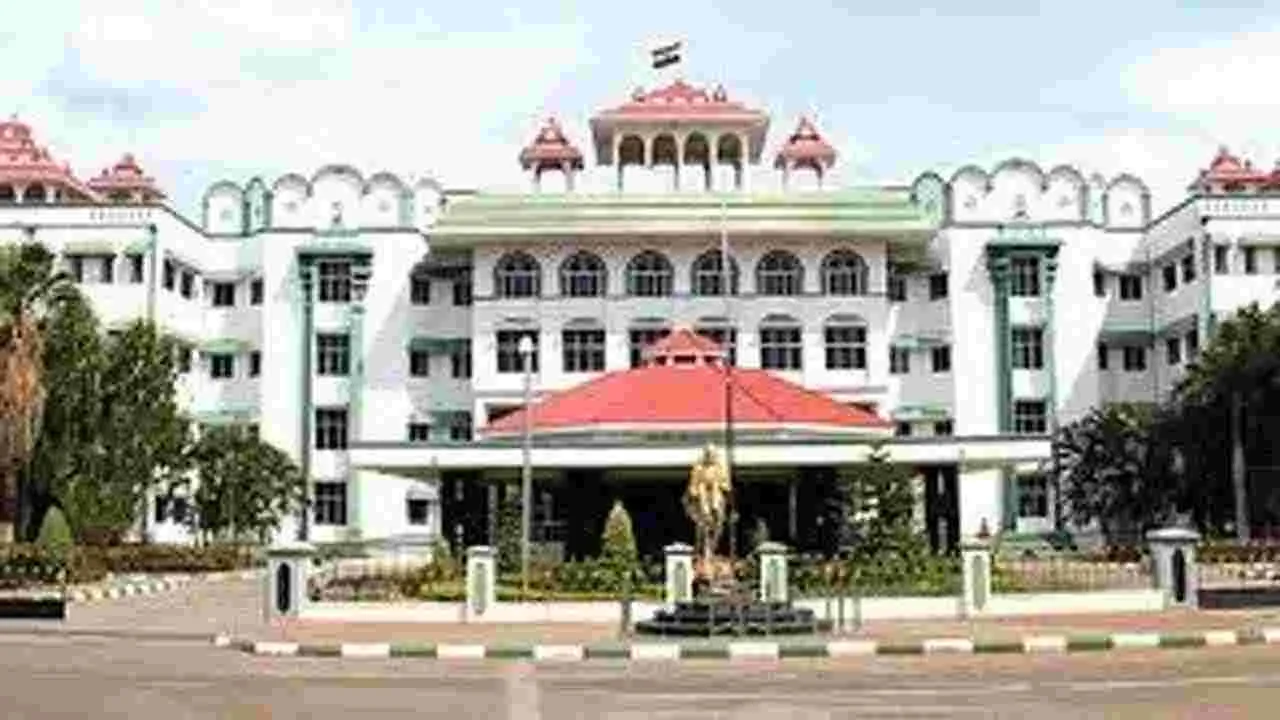 High Court: 3 నెలల్లో పార్టీల జెండాలు తొలగించాల్సిందే