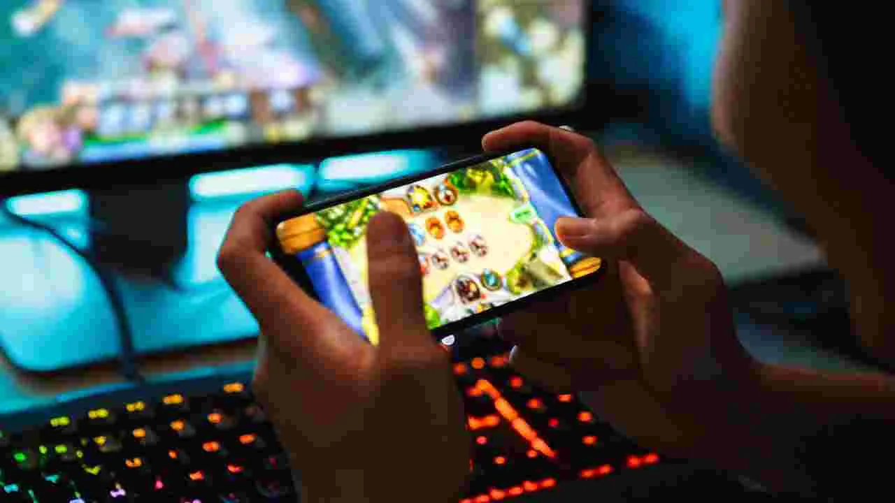 Online Game: ఆన్‌లైన్ గేమ్ ఎంతపని చేసిందంటే.. చివరకు కన్నతల్లిని కూడా