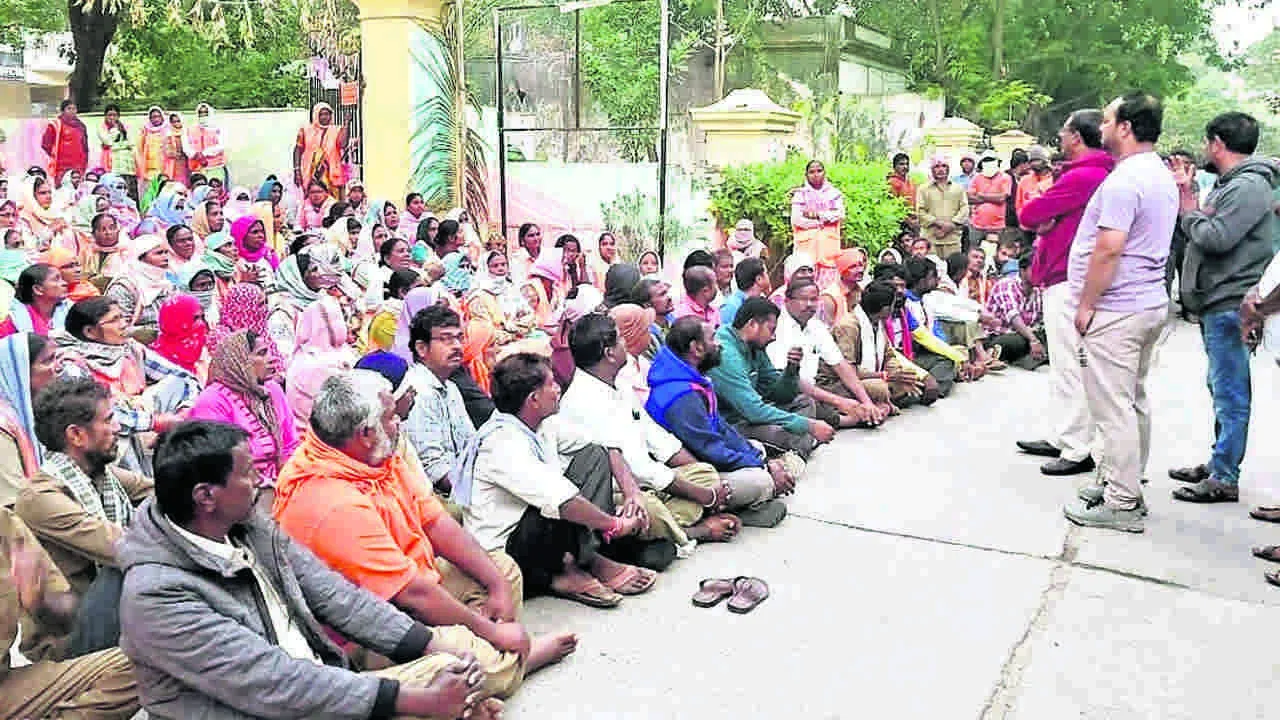 వేతనాలు చెల్లించాలని కార్మికుల సమ్మె