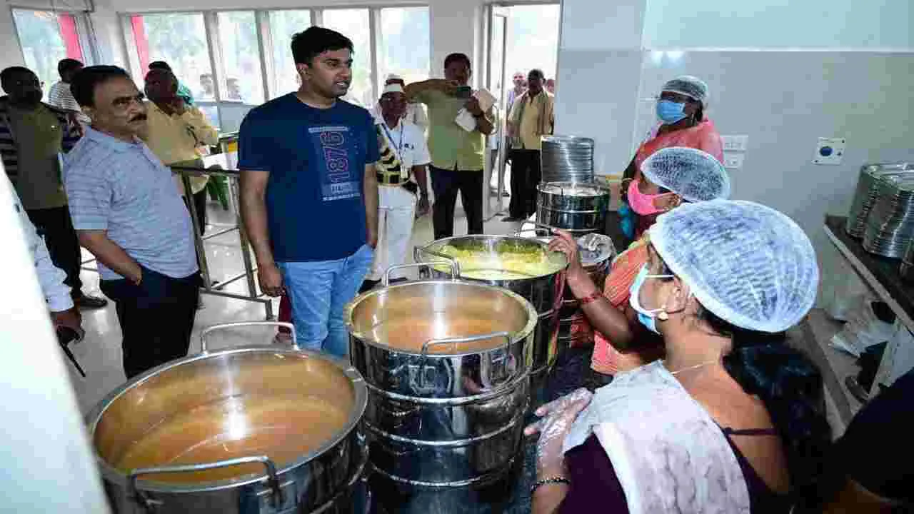 ఆహార పదార్థాల నాణ్యతను పరిశీలించండి