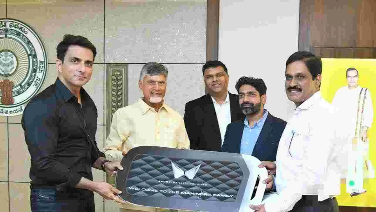 Vijayawada: మరోసారి మానవత్వం చాటుకున్న సోనూసూద్.. సీఎం చంద్రబాబును కలిసి..