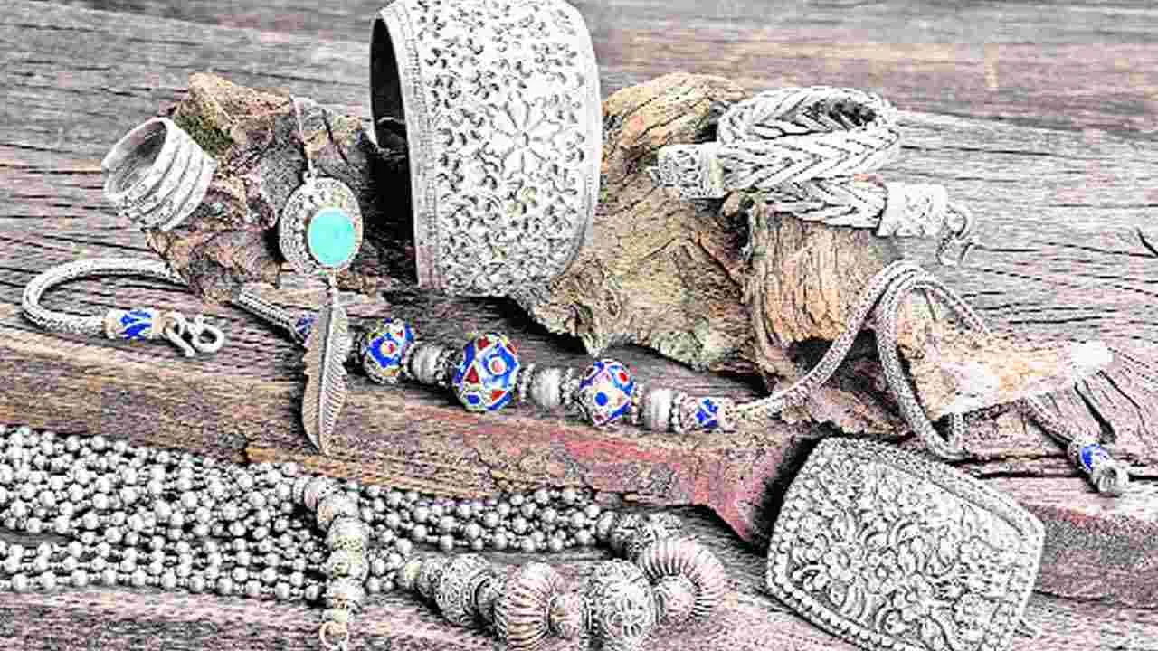 Silver Jewelry: వెండి నగలు మెరవాలంటే..!