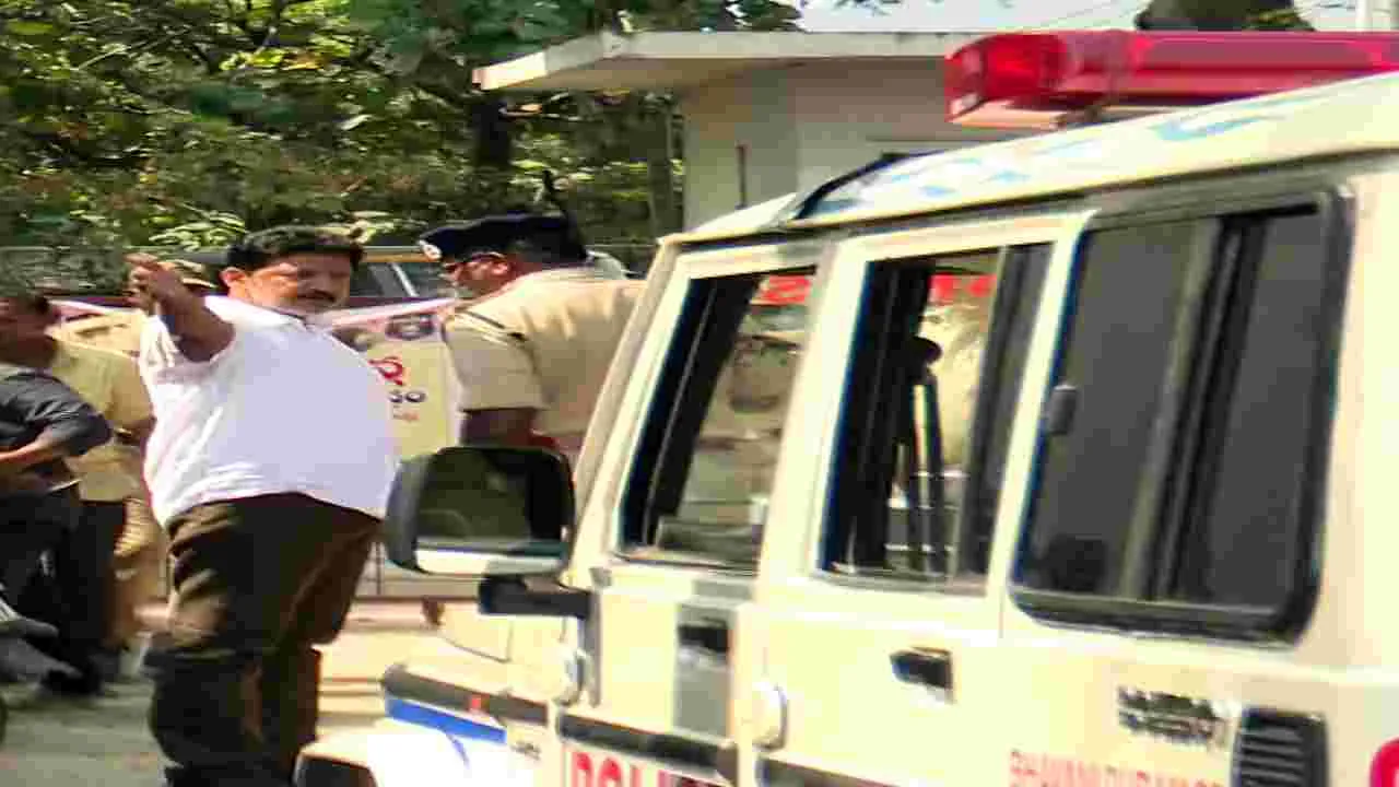 అడ్డంగా దొరికారు