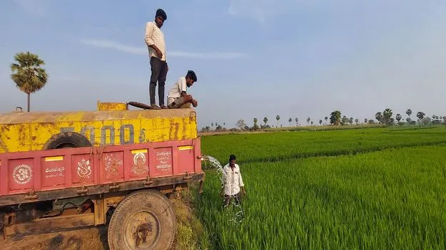 ట్యాంకర్‌తో పొలానికి నీరు