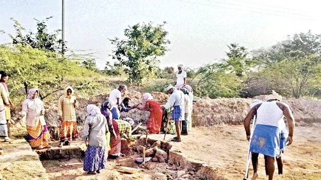 వేతనాలు ఇవ్వండి సారూ..