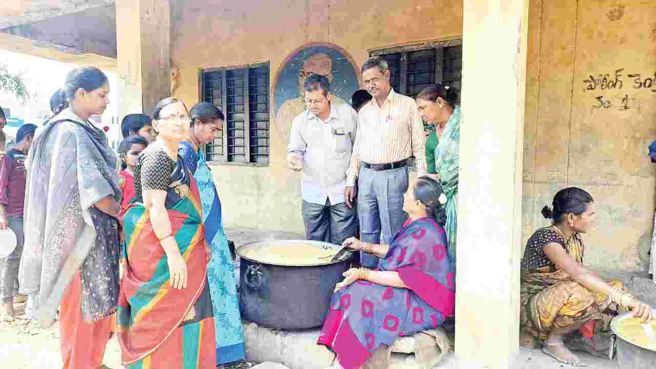 పాఠశాలల్లో మధ్యాహ్న భోజనం పరిశీలన