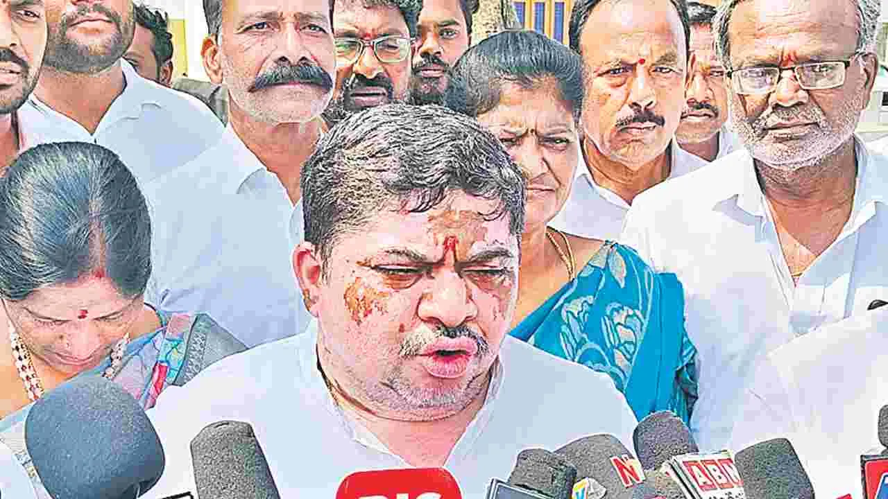 Ponnam Prabhakar: ప్రాజెక్టులు తెచ్చే బాధ్యత కిషన్‌రెడ్డిదే