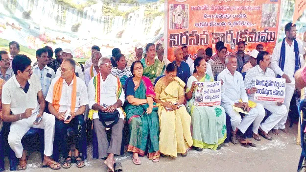 ఎస్ఐని సస్పెండ్ చేయాలి