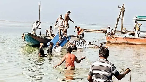 సంగమేశ్వరంలో స్పీడ్ బోటు బోల్తా