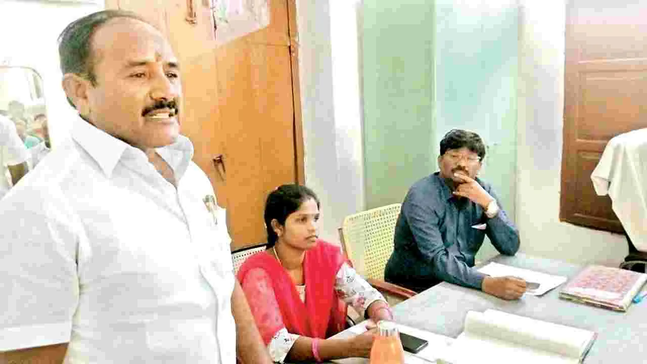 రసాభాసగా పంచాయతీ సమావేశం