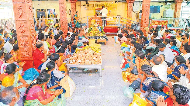 వాడపల్లి వెంకన్న ఆదాయం రూ.3.87 లక్షలు