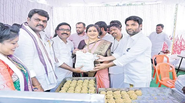 ఉపమాకలో తిరుపతి లడ్డూ ప్రసాదాల విక్రయం