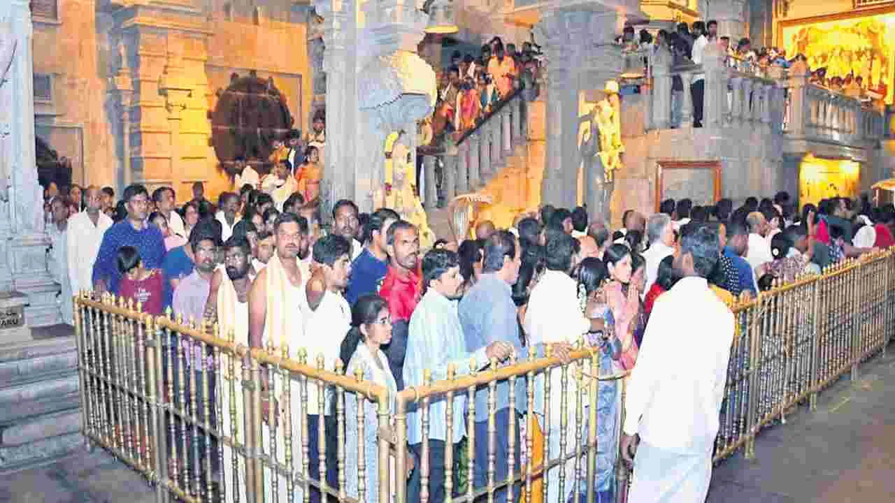 యాదగిరికొండపై భక్తుల రద్దీ