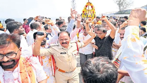 నారసింహుడికి చక్రతీర్థ స్నానం