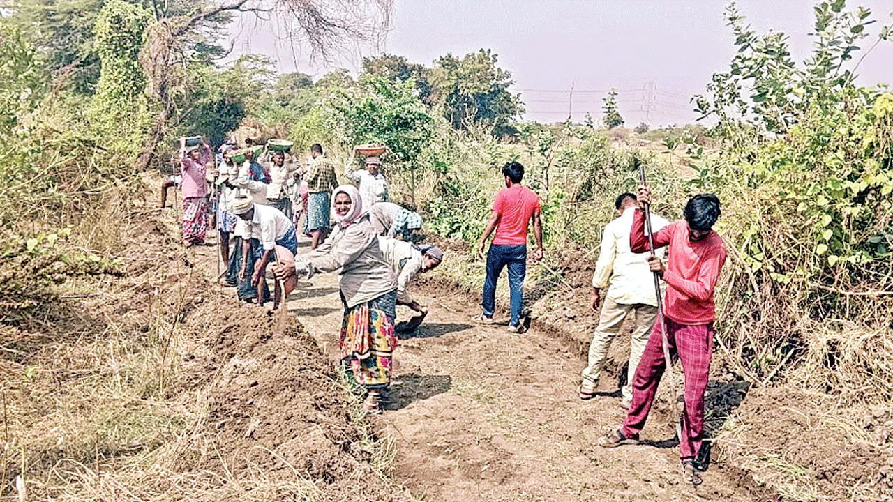 ఉపాధి పనులకు విద్యావంతులు