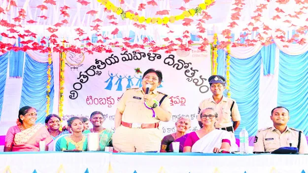 SP : మహిళలు ధైర్యంగా ముందుకు సాగాలి : ఎస్పీ