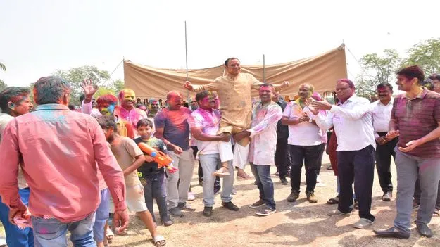 అంబరాన్నంటిన హోలీ సంబరాలు