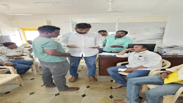 ప్రజా సమస్యలపై అధికారలు చొరవ చూపాలి: కె.కె చౌదరి