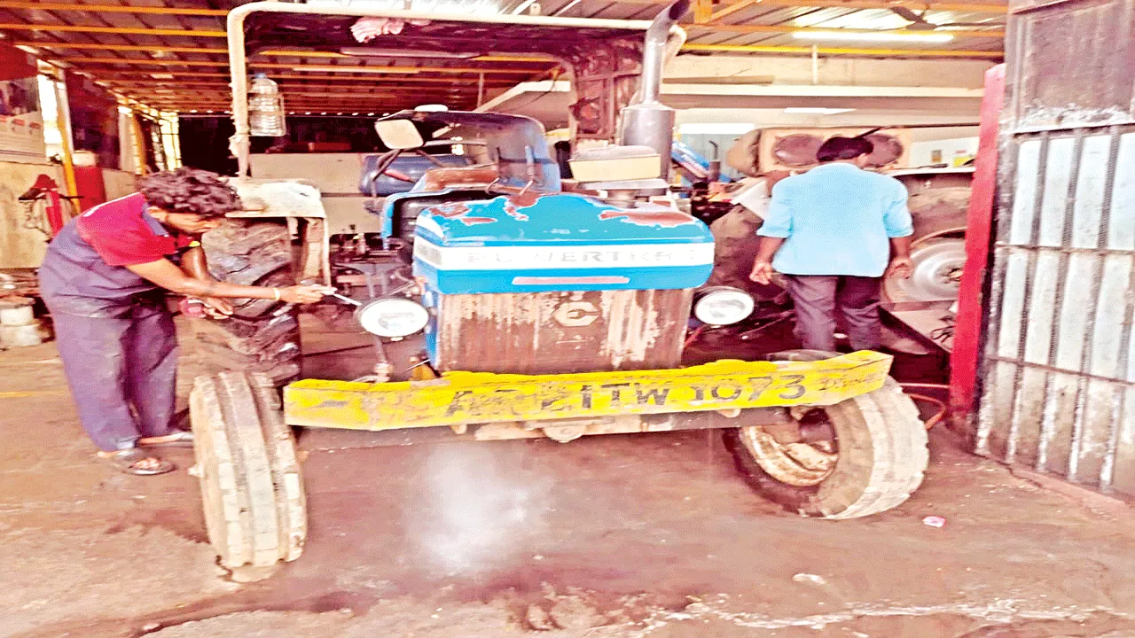 రిపేరీలో చెత్త తొలగించే వాహనాలు