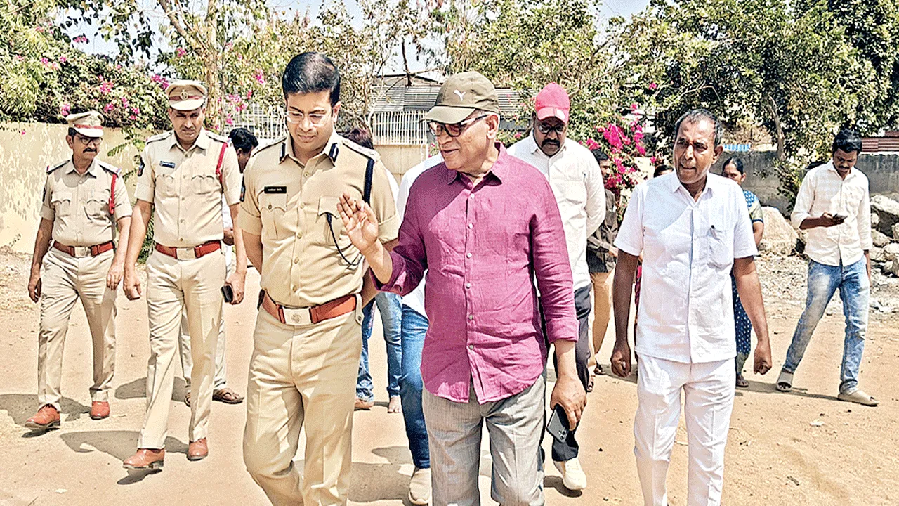 అమ్మాయిలు చదువుకోవాలి: ఎస్పీ