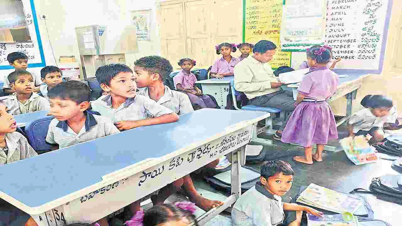 జడ్.జోగుంపేట ఎంపీపీ స్కూల్ టీచర్లకు డీఈవో షోకాజ్ నోటీసులు