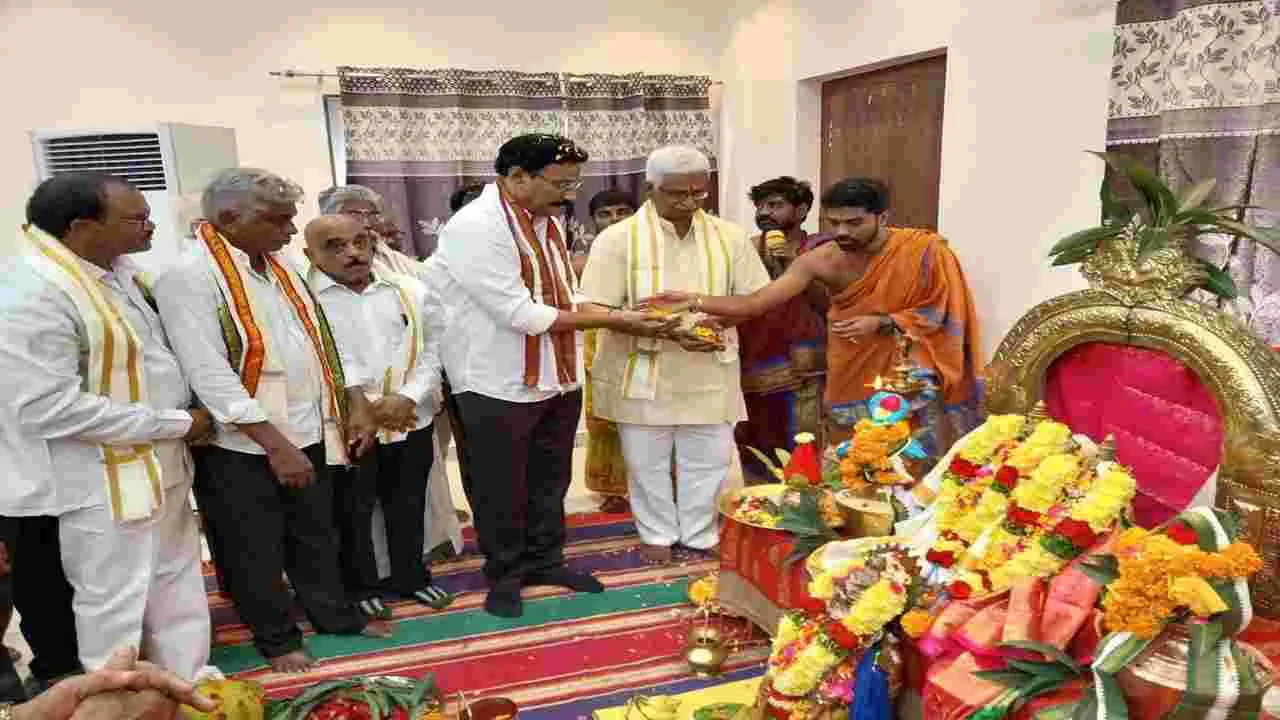 బంధం బంధుత్వాలను నేటితరానికి తెలపాలి: గద్దె
