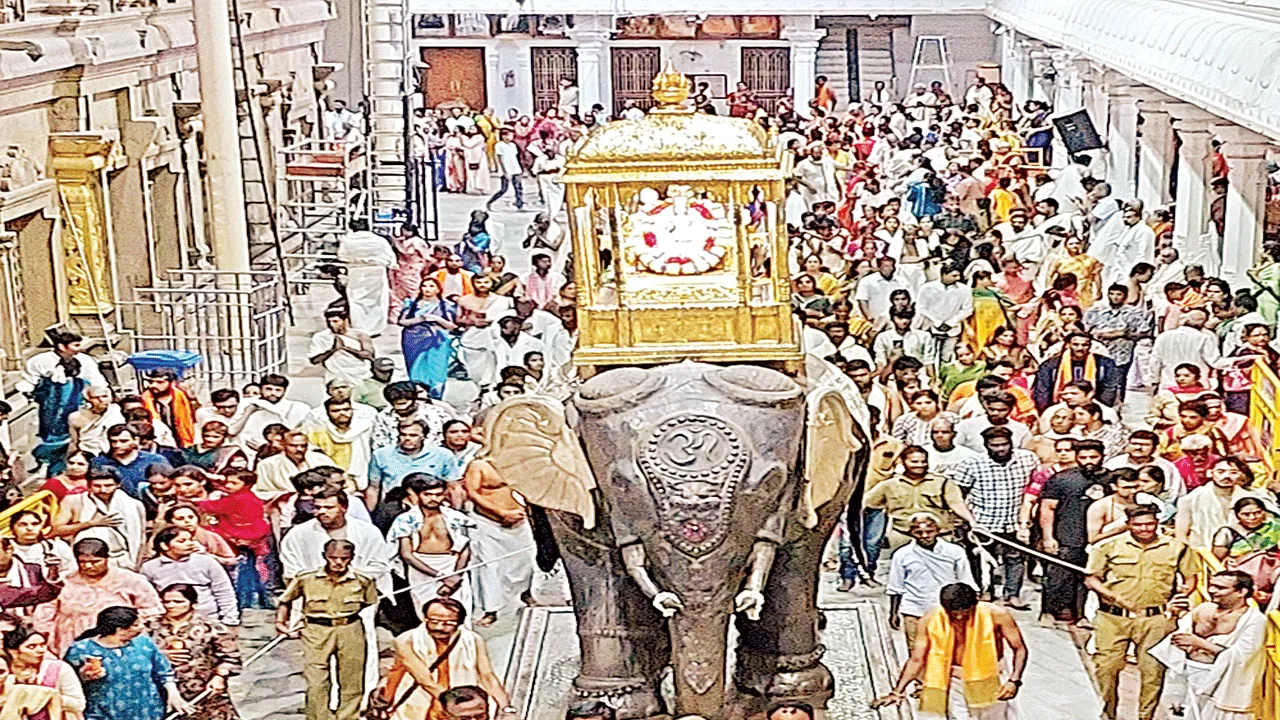 రాఘవరాయలకు విశేష పుష్పాలంకరణ