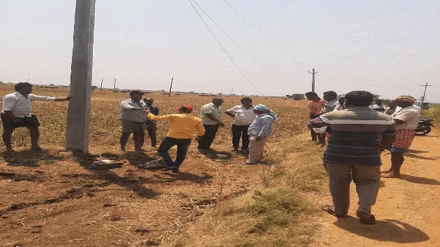 గొడవలు సృష్టిస్తున్న విద్యుత స్తంభాలు