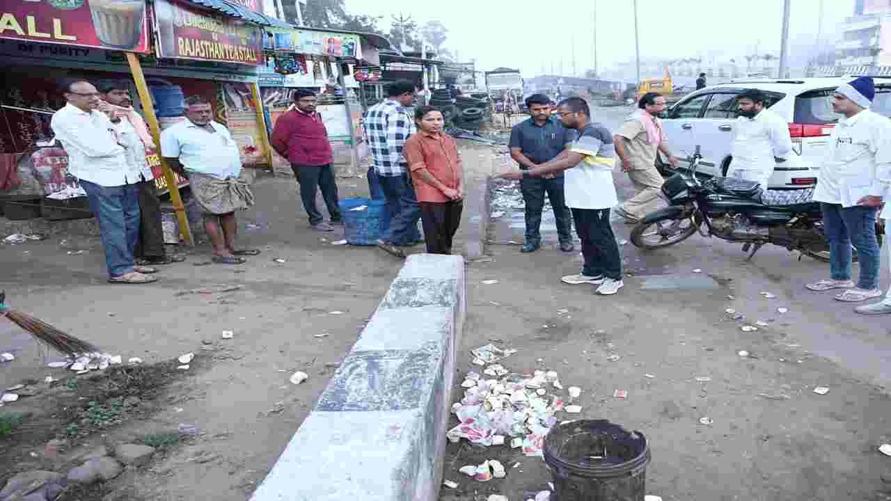 రోడ్లపై చెత్త వేస్తే చర్యలు