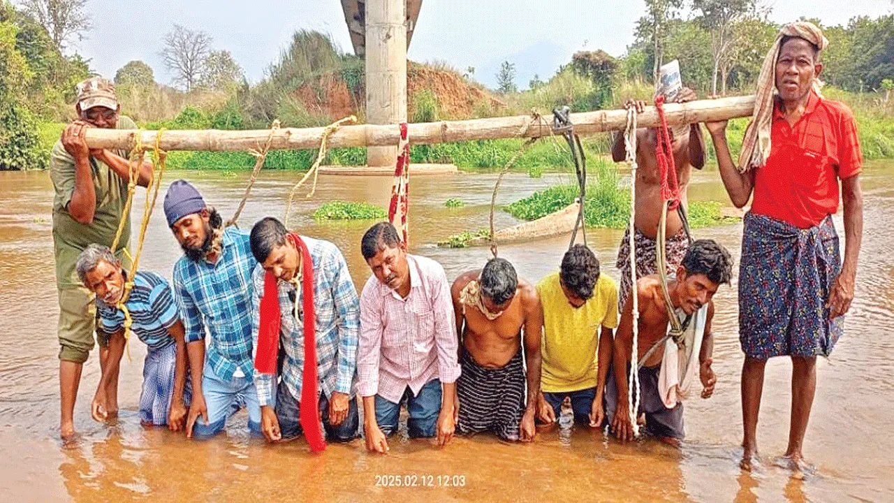 ఉరి తాళ్లతో నిరసన