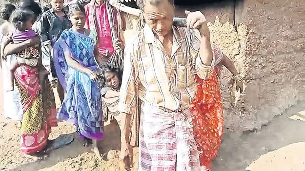 గర్భిణికి తప్పని డోలీ మోత
