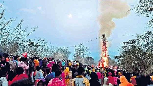 అంబరాన్ని తాకిన హోలీ సంబరం