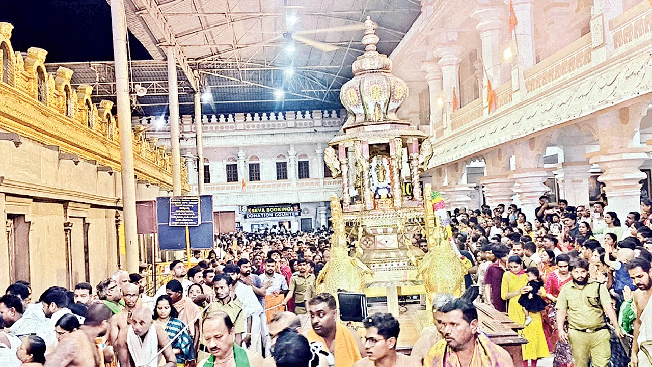 నవరత్నాల రథంపై ప్రహ్లాదరాయలు
