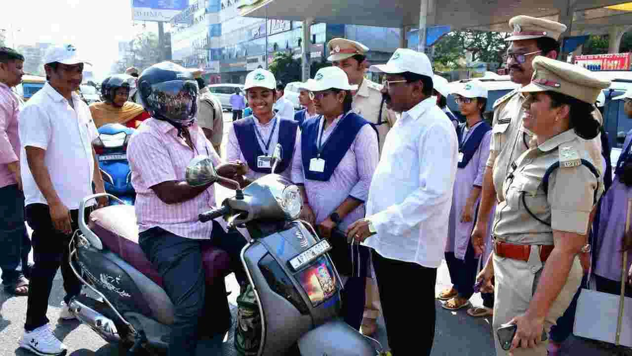 హెల్మెట్ పెట్టు..చాక్లెట్ పట్టు!