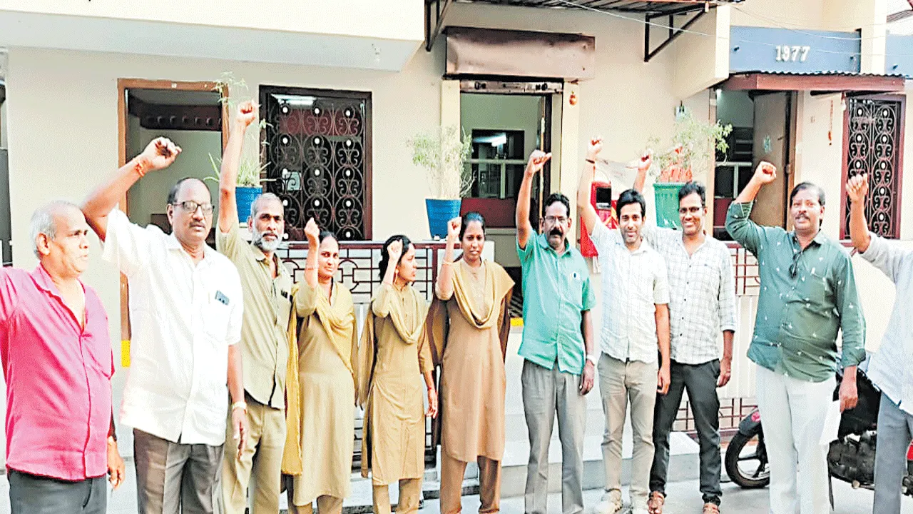 తపాలా ఉద్యోగుల నిరసన