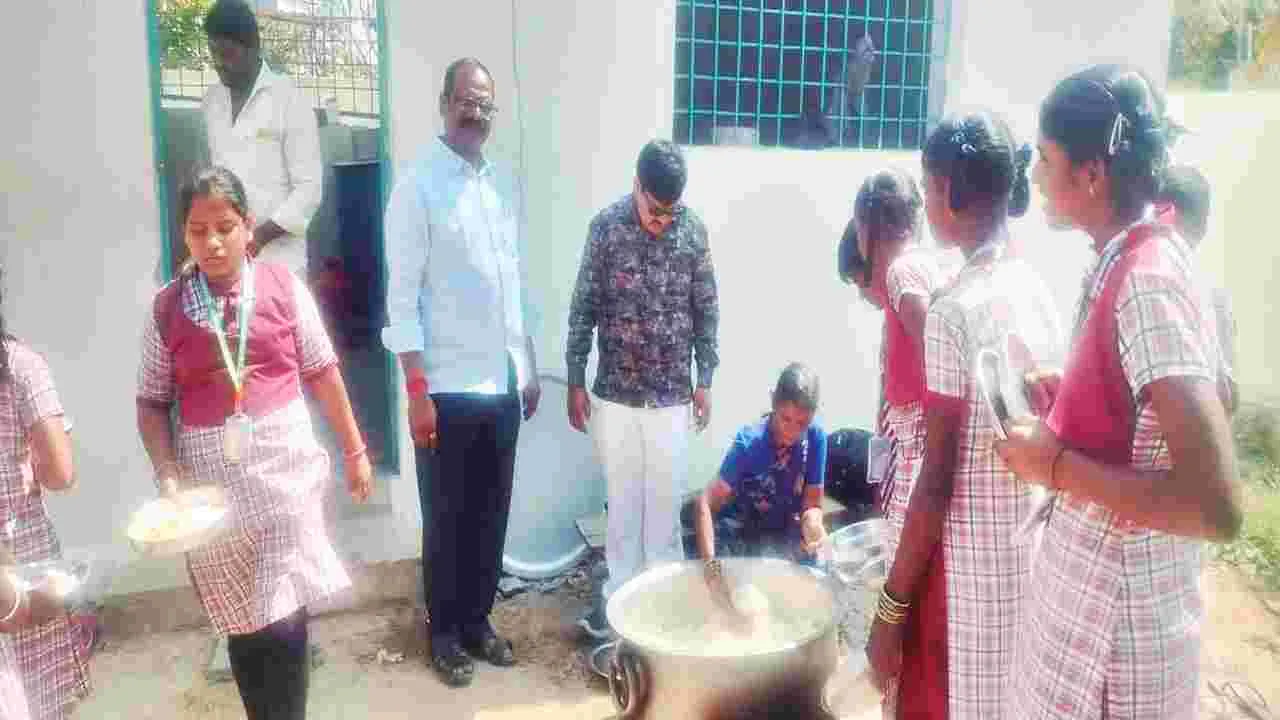 విద్యార్థులకు నాణ్యమైన భోజనం అందించాలి