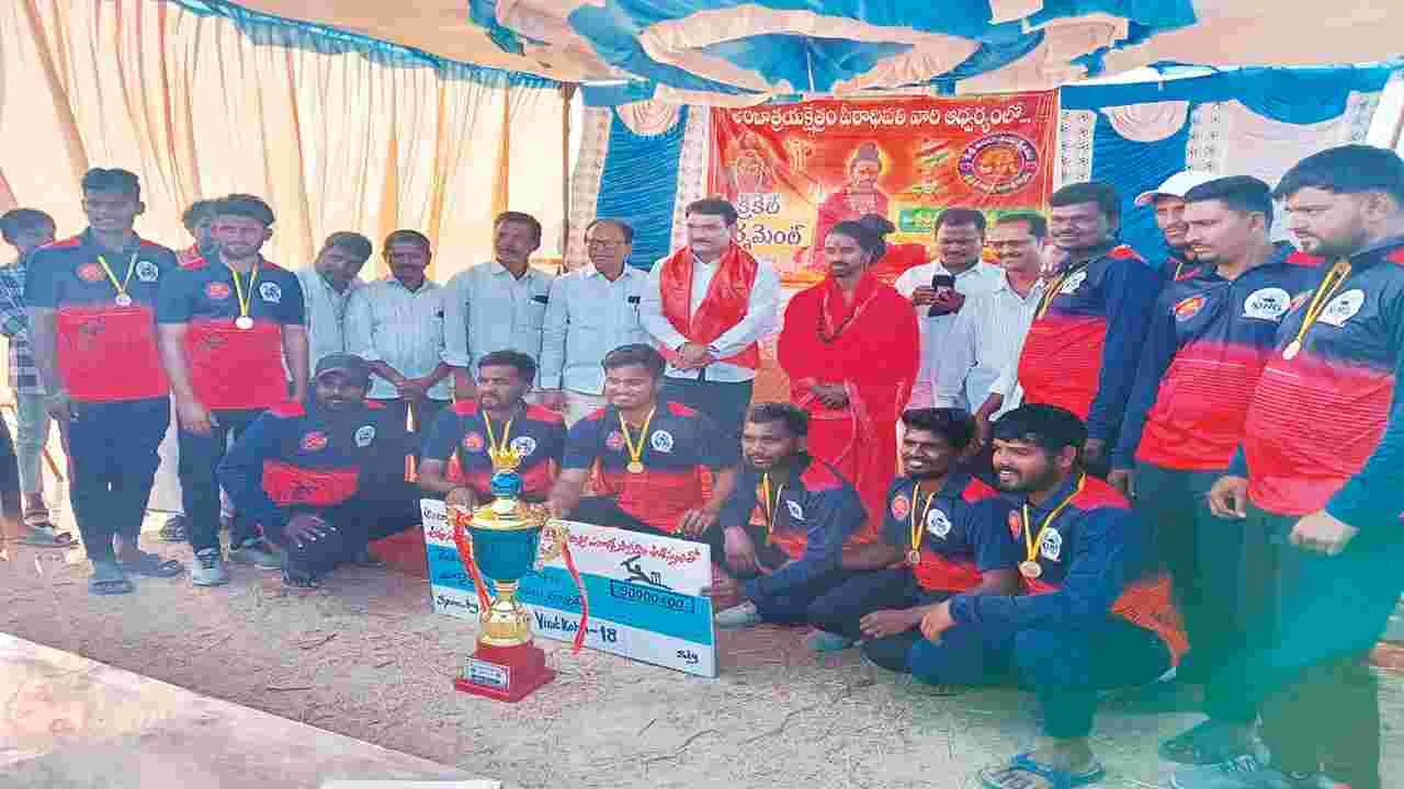 యువత క్రీడా రంగంలో రాణించాలి