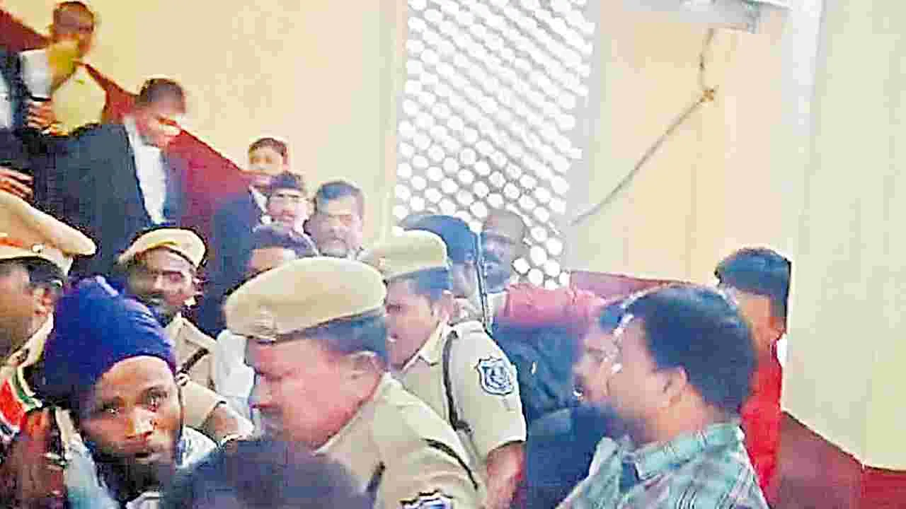 Hyderabad: కోర్టు హాల్‌లో.. మహిళా జడ్జిపై చెప్పుతో దాడి