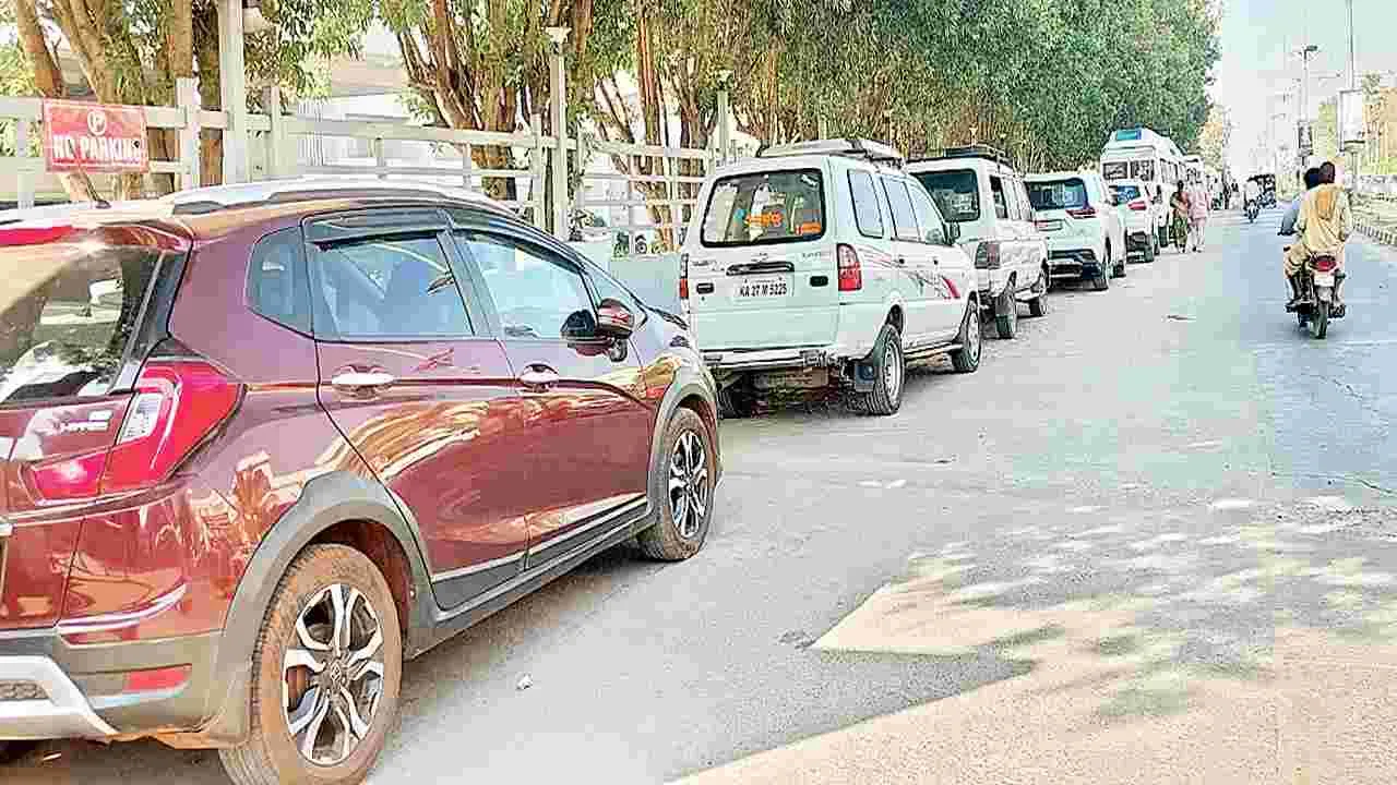 మంత్రాలయంలో పార్కింగ్కు కష్టాలు